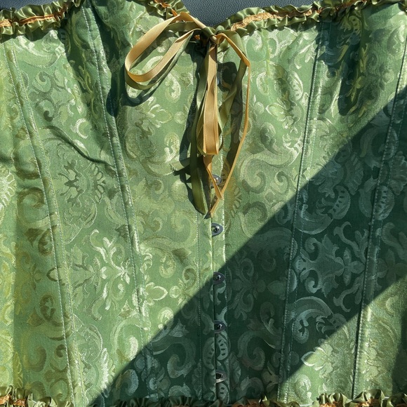 Oooh laaa laaaa! A beautiful piece for your collection. NWOTS - Picture 4 of 8